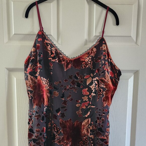 NWT Little Lies Rooms on Fire Devore Slip SOLD OUT as seen on Taylor Swift - Picture 3 of 8